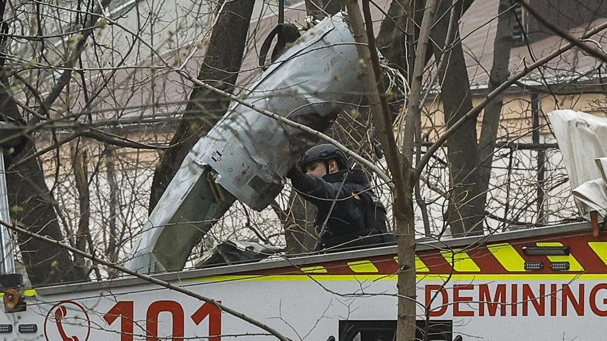 Rescatistas ucranianos retiran los restos de un misil tras ser derribado en un parque de Kiev, Ucrania.