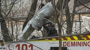 Rescatistas ucranianos retiran los restos de un misil tras ser derribado en un parque de Kiev, Ucrania.