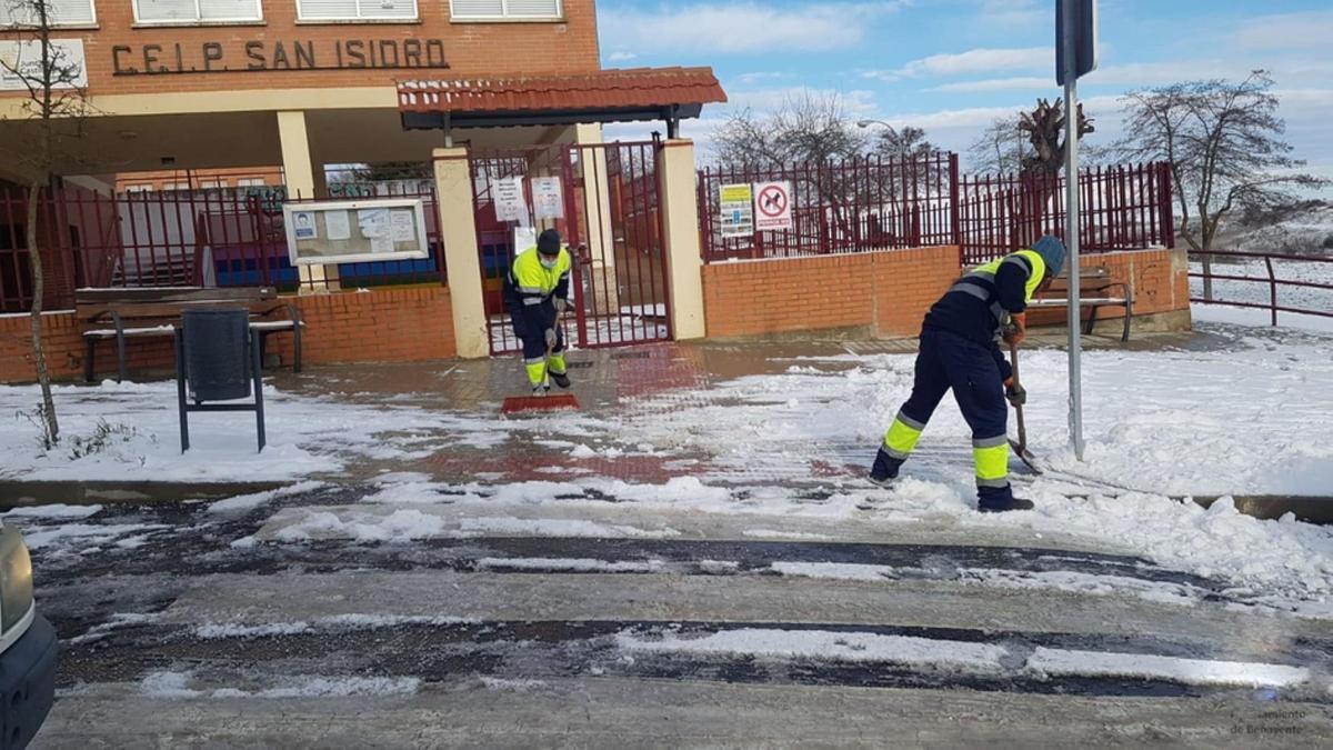 Operarios municipales esta mañana limpiando los accesos al colegio San Isidro en Benavente. / E. P.