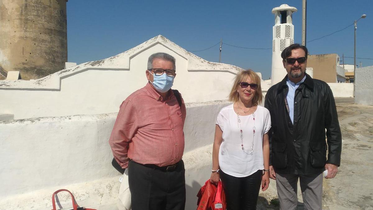 Trini Castelló, portavoz de Cultura del PSOE de las Corts; Fernando Sanz, presidente de la asociación vecinal de las Cuevas de la Torre, e Isabelo Juárez, presidente de la Federación de asociaciones vecinales de Paterna (FAVEPA) en la visita a las Cuevas de Paterna