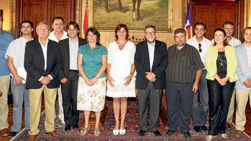 Alcaldes de municipios del Pla con autoridades del Consell de Mallorca, a finales del año 2008.