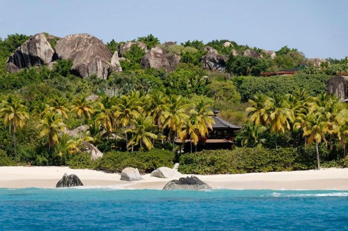 Vista desde el mar de la playa de The Baths.
