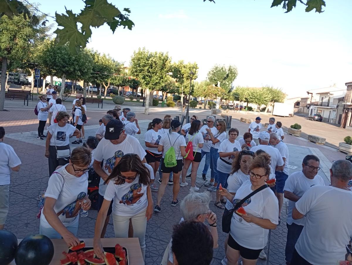 Degustación de sandía local tras la marcha solidaria en Moraleja del Vino.