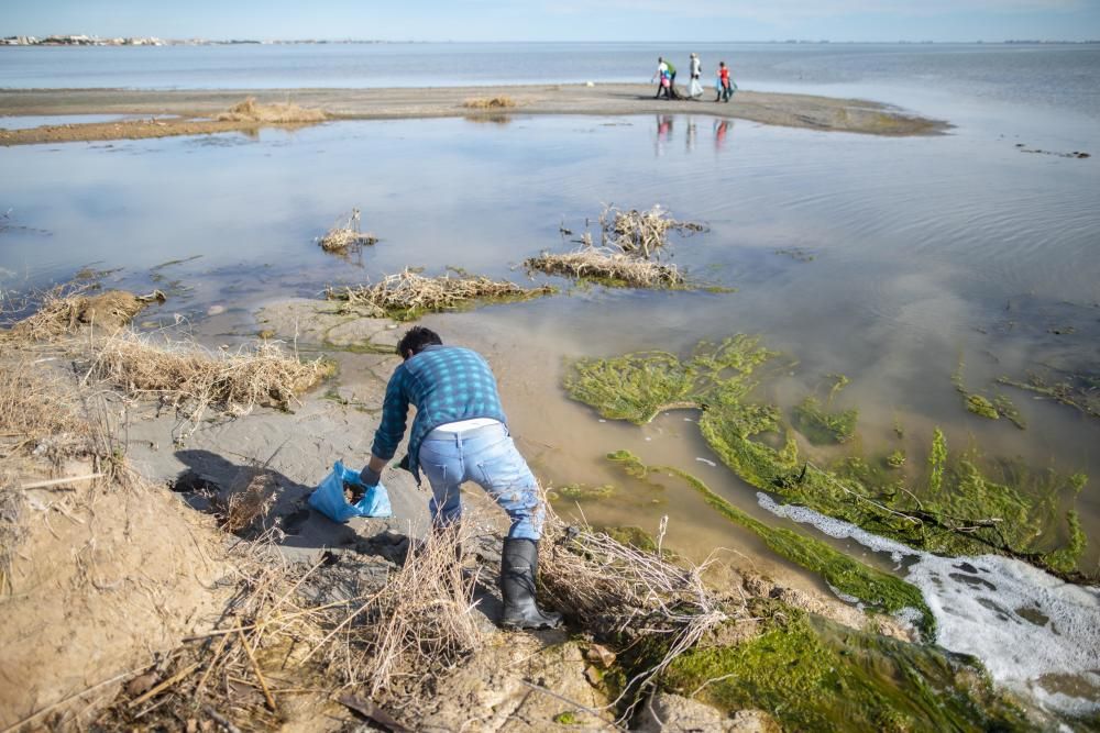 Recogida de plásticos en el Mar Menor