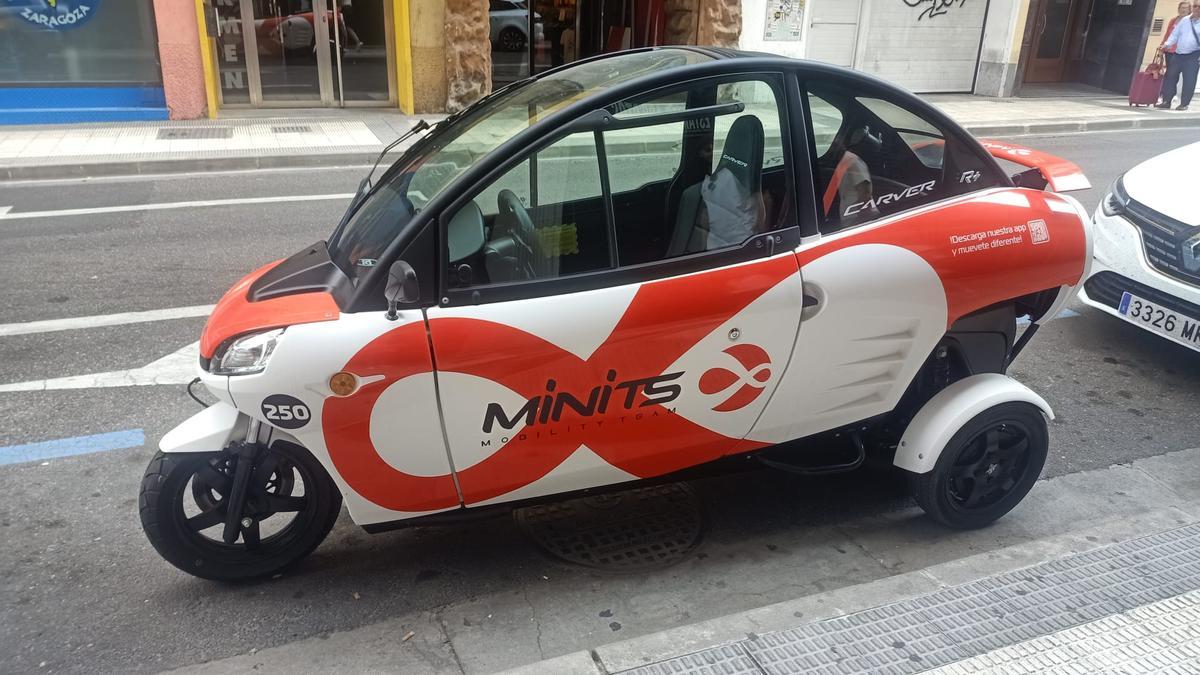 Triciclo eléctrico aparcado en la calle Carmen de Zaragoza