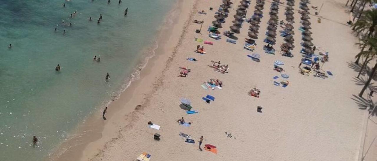 Una panorámica de la playa de Magaluf, con poca gente, el pasado domingo, a las tres de la tarde.