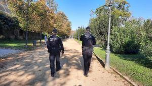Una patrulla de la Guardia Urbana por la Ciutadell