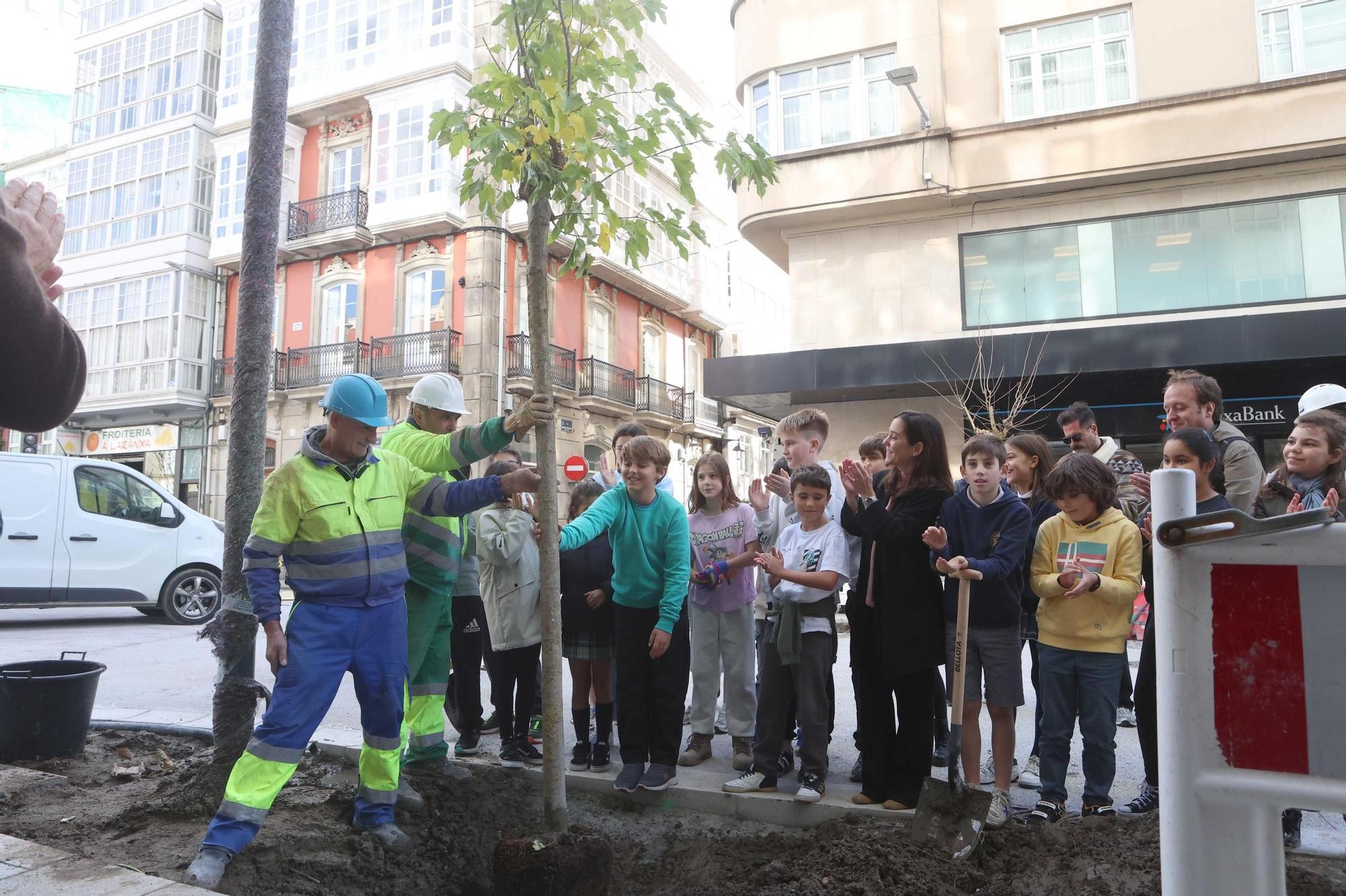 Alumnos del Eusebio da Guarda plantan un árbol en la recta final de la reforma de San Andrés