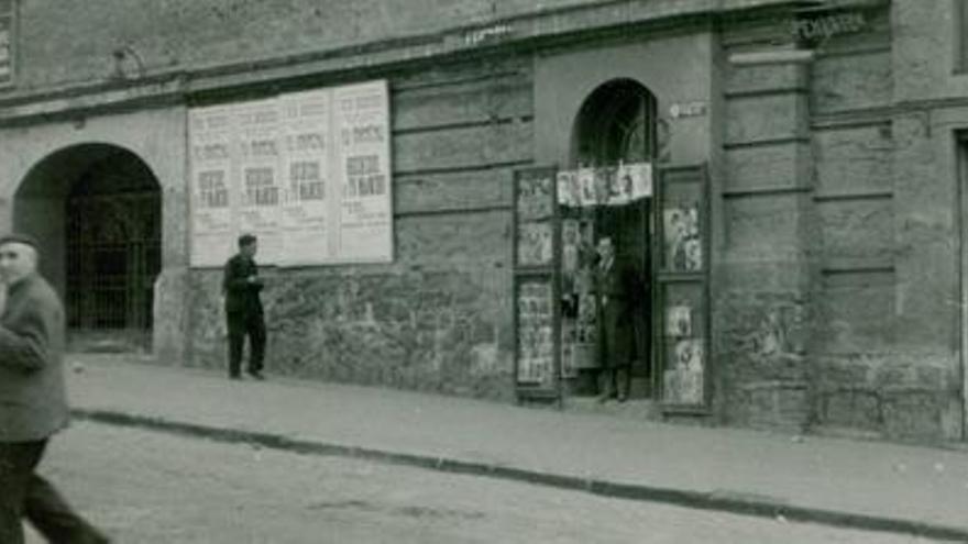 El quiosc a la dècada dels 50, en el seu primer emplaçament a la Muralla
