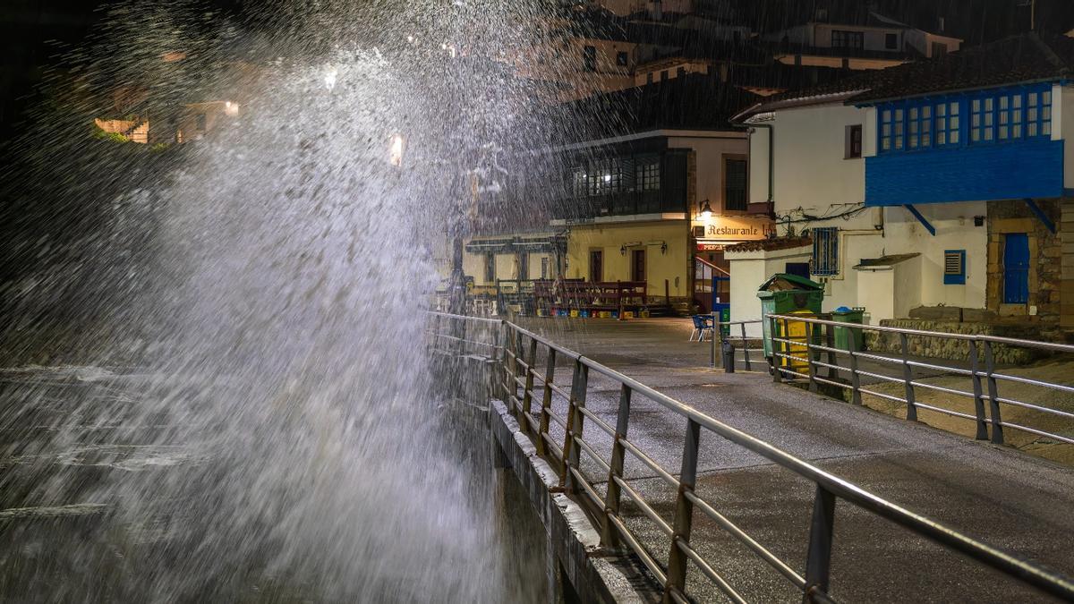 Tazones amanece con grandes olas