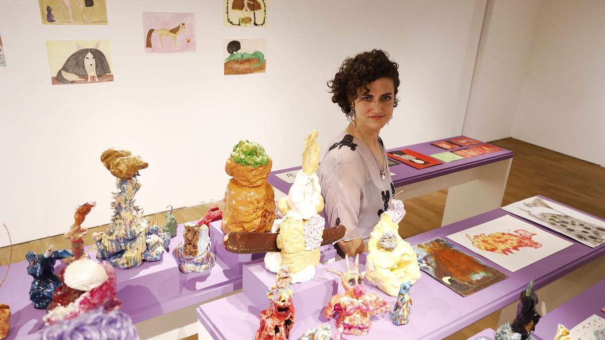 La artista compostelana Alejandra Pombo Su ante parte de sus obras expuestas en la Fundación Granell.