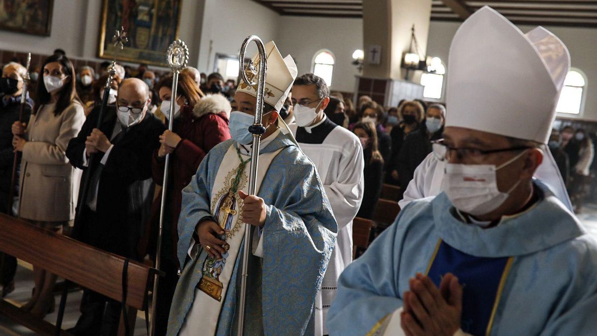 El nuncio, Bernardito Auza, y el obispo, Fernando Valera, entran en la iglesia de Villalpando.