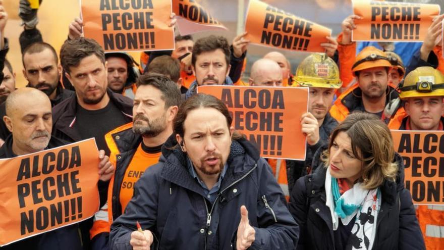 Pablo Iglesias con los trabajadores de Alcoa durante su última visita a A Coruña.