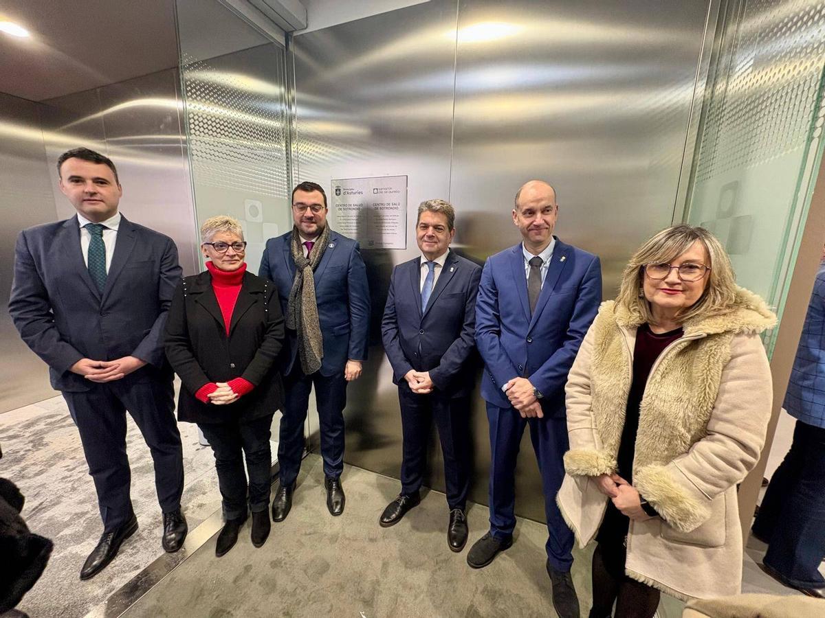 Lidia Clara Rodríguez, primera por la derecha, junto a Pablo García, viceconsejero de Política Sanitaria; José Ramón Martín Ardines, alcalde de San Martín del Rey Aurelio; Adrián Barbón, Concepción Saavedra y Guillermo Peláez, consejero de Hacienda, en la inauguración el pasado viernes del nuevo centro de salud de Sotrondio.