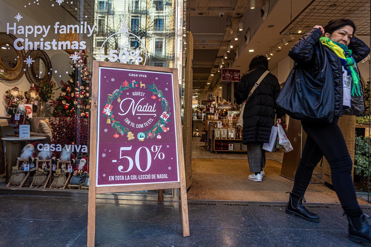El comercio de Barcelona ultima la campaña de Navidad con rebajas adelantadas
