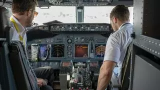 Misterio en un avión: unos 25 pasajeros enferman a la vez en un vuelo