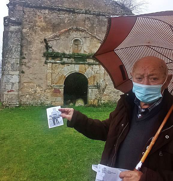 Hermenegildo Sútil, con una foto antigua frente a la iglesia.