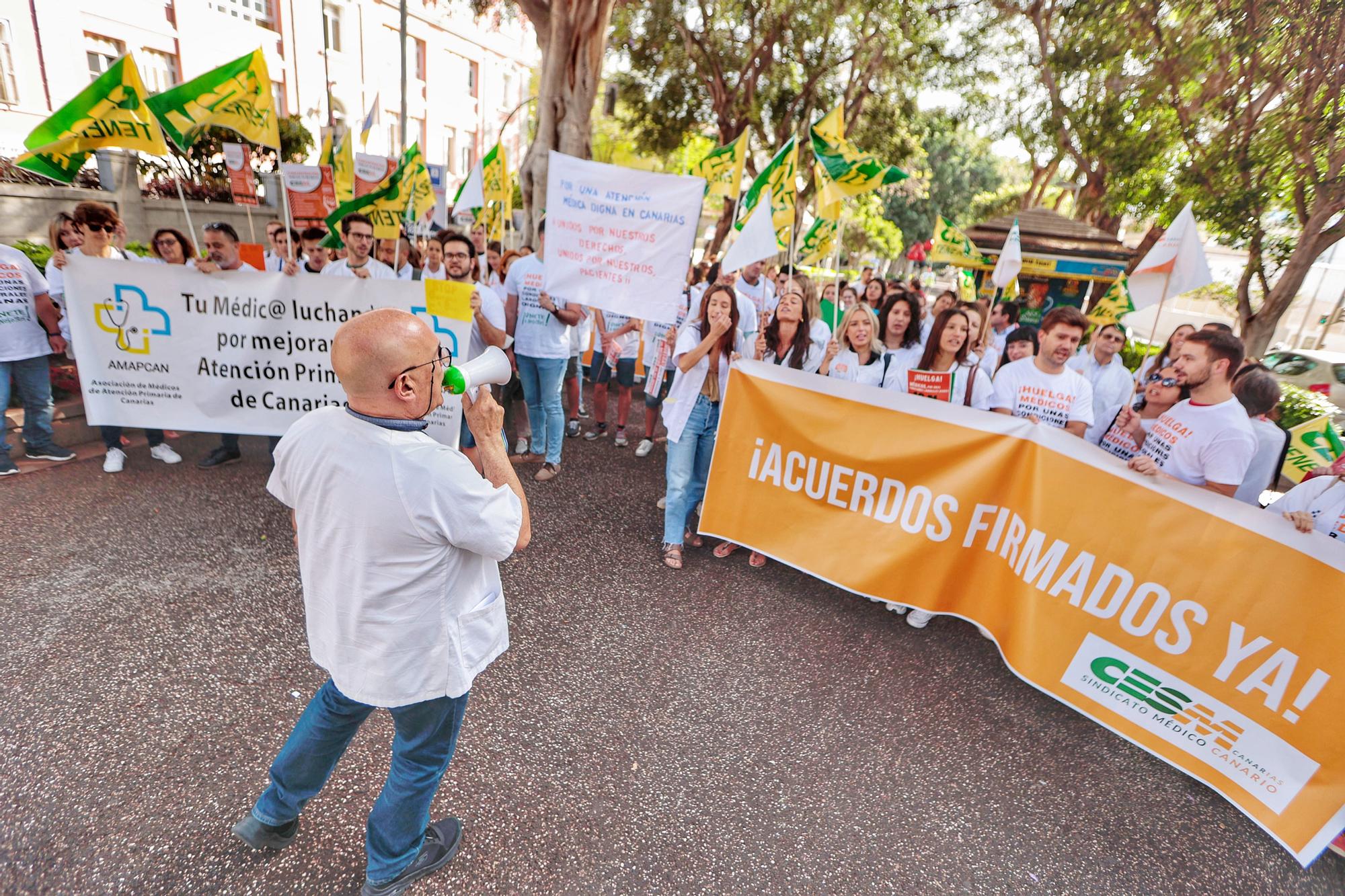 Primera jornada de huelga de médicos en Canarias. Manifestación en el exterior de la sede de la Consejería de Sanidad.