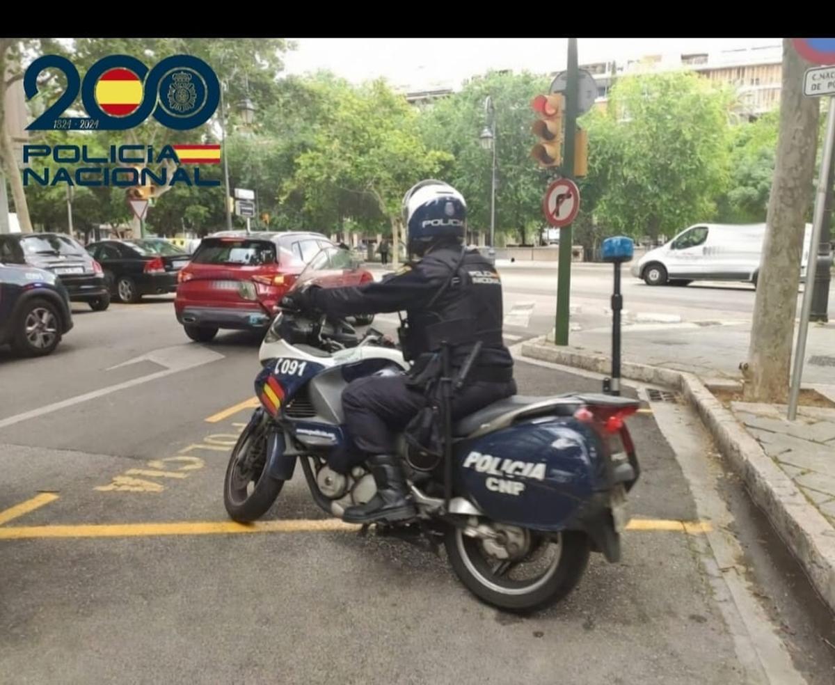 Un motorista de la Policía Nacional en el centro de Palma.