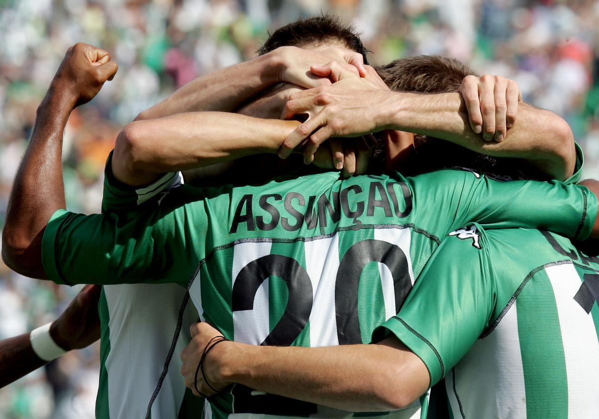 SEV14 SEVILLA 07.05.06.- El centrocampista brasileño del Betis, Marcos do Santos Assunçao (c), es felicitado por sus compañeros tras marcar el primer gol de su equipo, durante el partido de Liga de primera división disputado contra el Mallorca hoy en el estadio Manuel Ruiz de Lopera de Sevilla. EFE/Chema Moya. FUTBOL. LIGA ESPAÑOLA. PRIMERA DIVISION. CELEBRACIONES