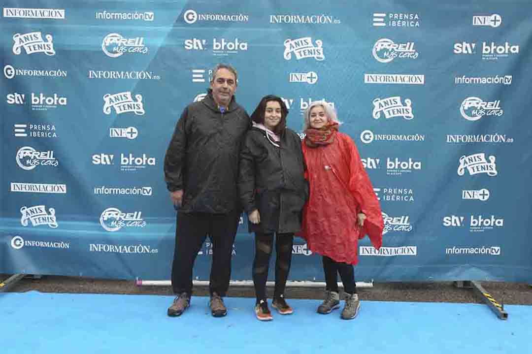 Santa Faz 2022: Numerosos participantes en la romería se fotografían en el photocall de Información