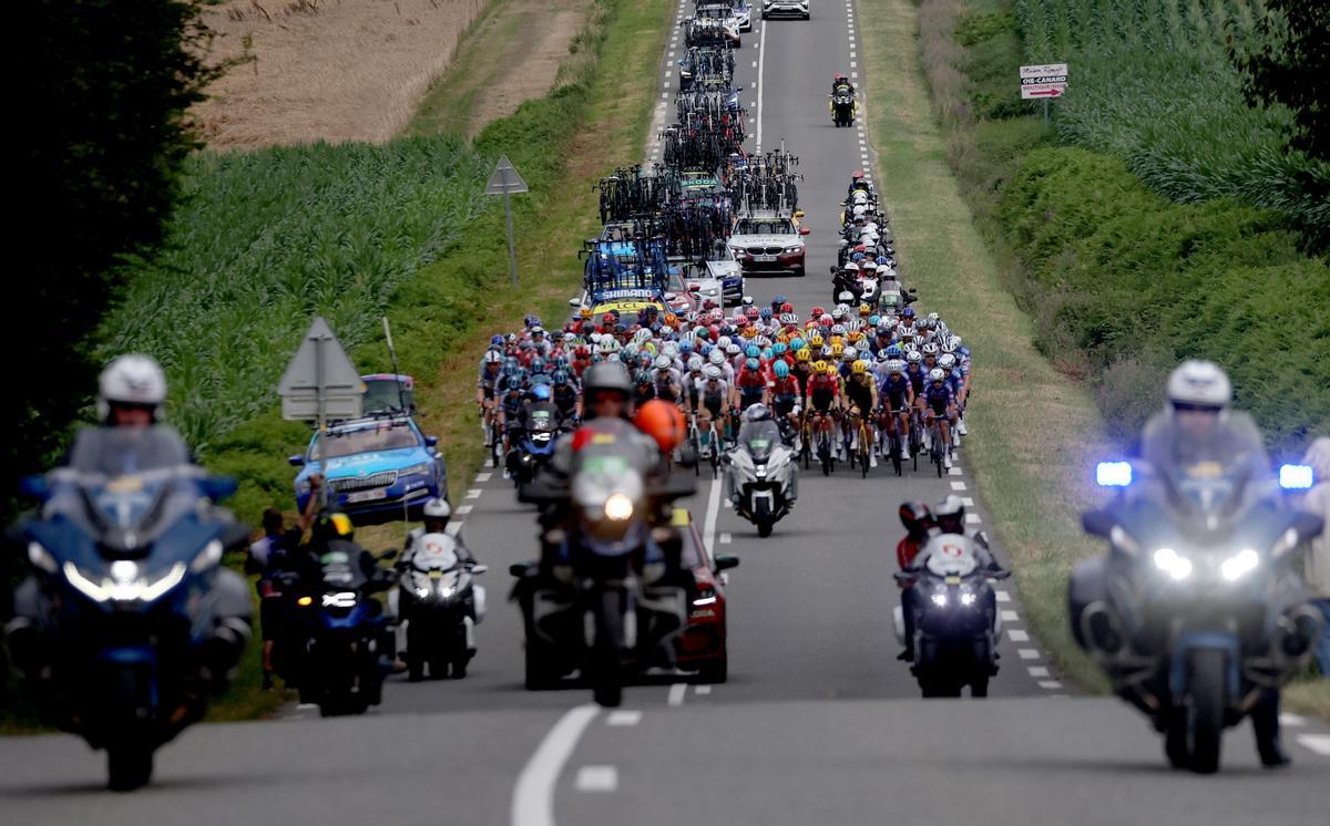 Nogaro (France), 04/07/2023.- The peloton in action during the 4th stage of the Tour de France 2023, a 181,8km race from Dax to Nogaro, France, 04 July 2023. (Ciclismo, Francia) EFE/EPA/MARTIN DIVISEK