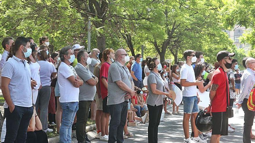 El público trató de evitar las  aglomeraciones. | J.M.LÓPEZ