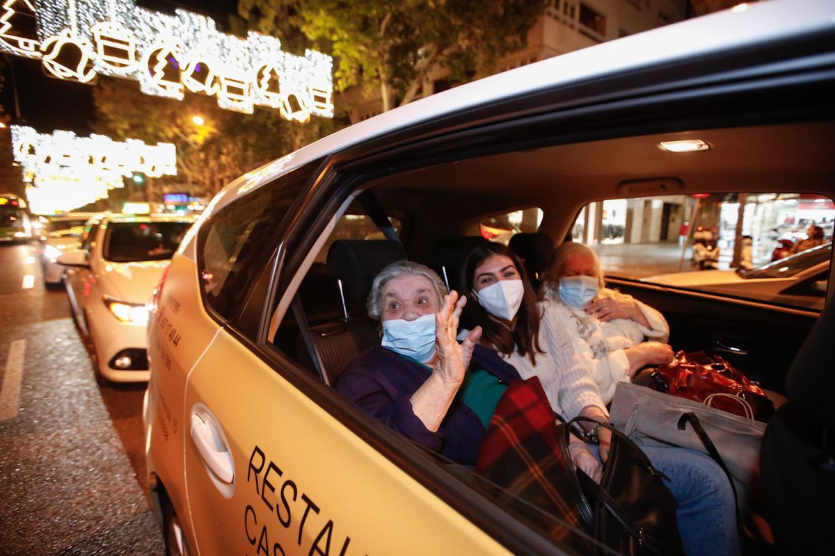 Los taxistas de Córdoba pasean a los mayores por el centro de Córdoba para que disfruten de la iluminación de Navidad