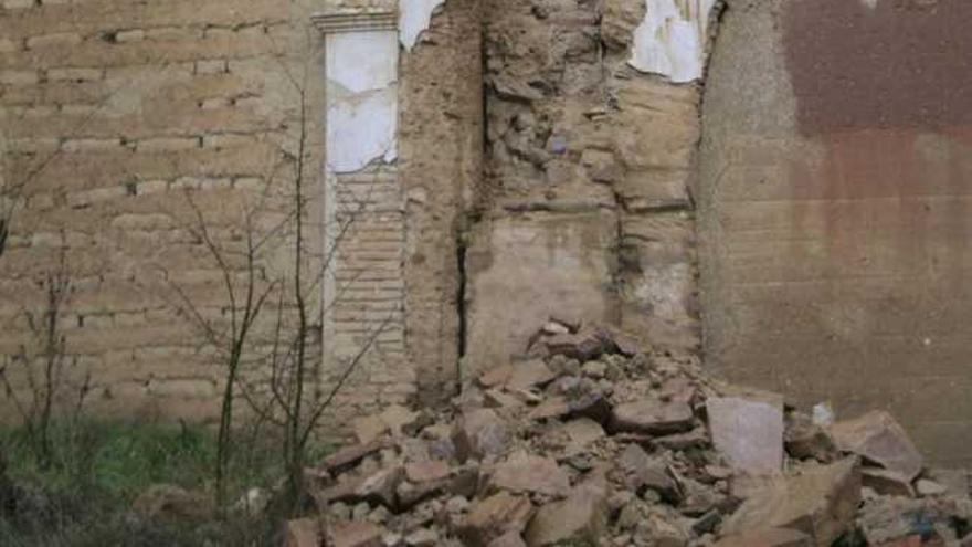 Restos del muro caído en la iglesia de La Torre del Valle.