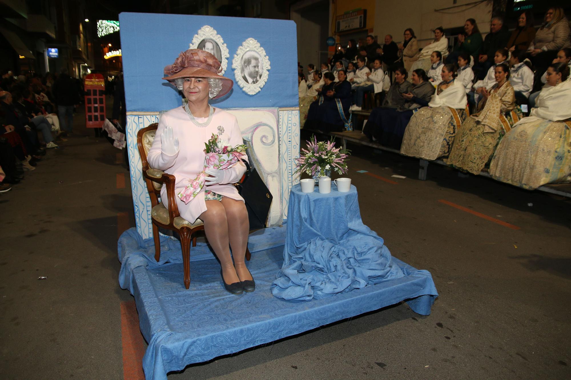 FOTOGALERÍA I La cabalgata del Ninot de Burriana, en imágenes