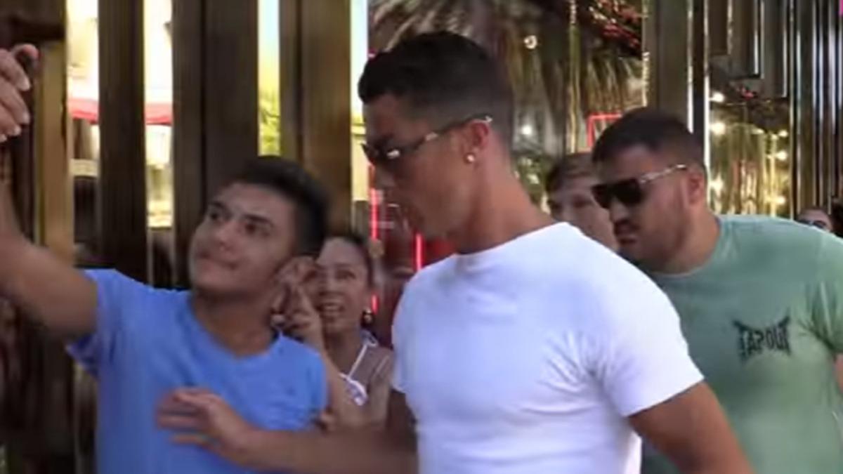 Cristiano Ronaldo se las tuvo con un fan