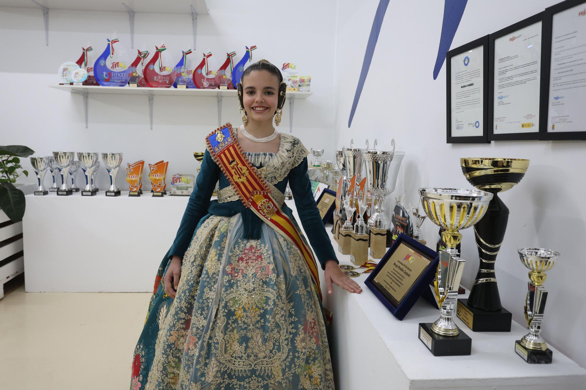 Paula Nieto Medina posa junto a los trofeos logrados en las competiciones disputadas por deportistas del Centro Navarrete