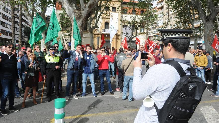 Protesta de los policías locales ante la Delegación del Gobierno para reclamar la jubilación anticipada.