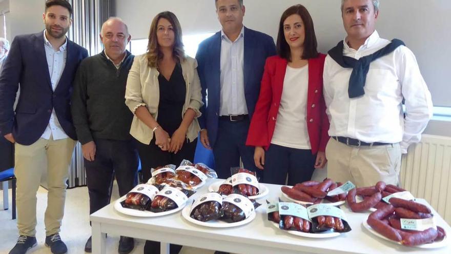 Por la izquierda, Santiago Pérez, Manuel Rendueles, Natalia Fidalgo, Mauro Vega, María Cordera y Patronio González, con muestras de la nueva línea de chorizos, en la sede de Asincar en Noreña.