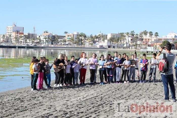 Un 'SOS' gigante para el Mar Menor formado por escolares en Villananitos