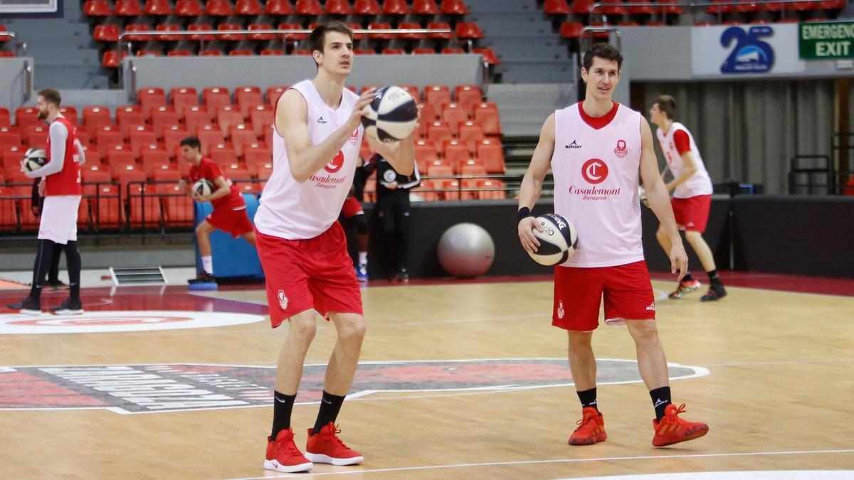 Nico Brussino, lanzando de tres en un entrenamiento con el Casademont de su anterior etapa, junto a Rodrigo San Miguel.