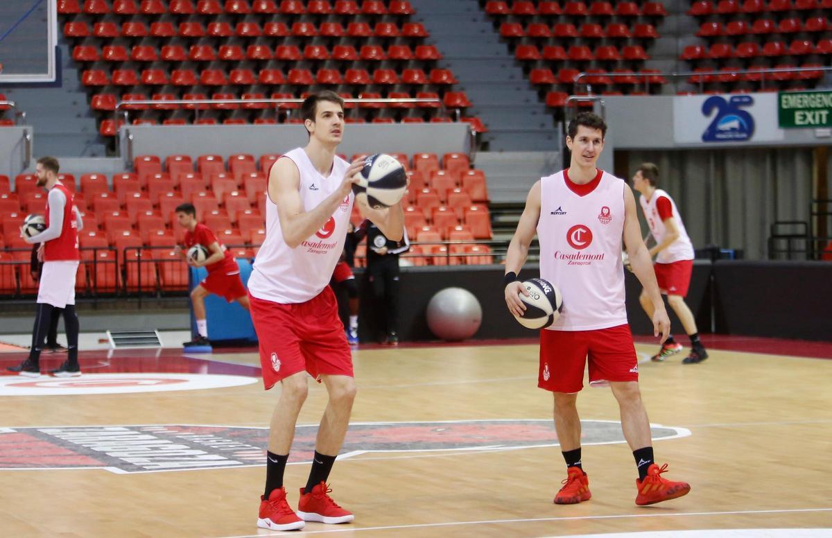 Nico Brussino, lanzando de tres en un entrenamiento con el Casademont de su anterior etapa, junto a Rodrigo San Miguel.