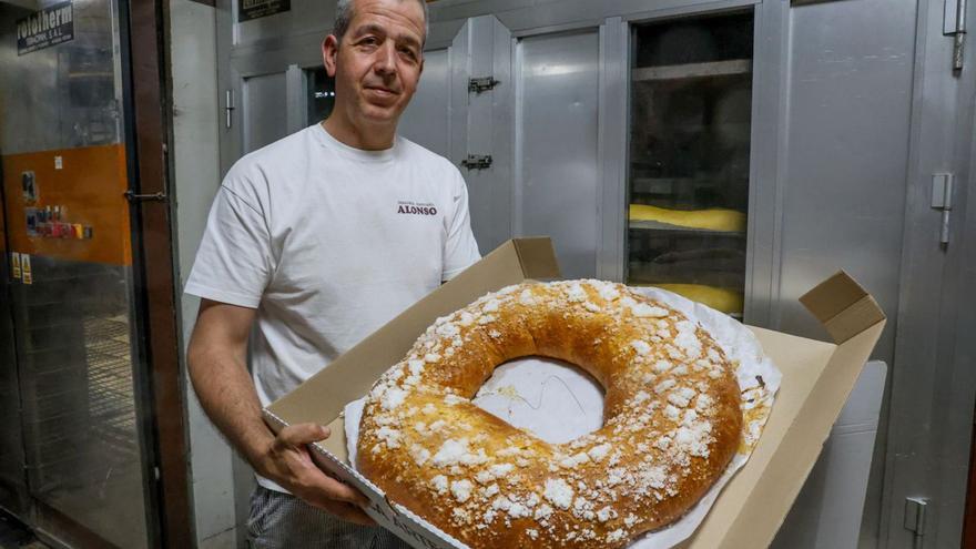El dueño de la panadería Alonso muestra uno de los roscones gigantes de Pascua. | Iñaki Abella