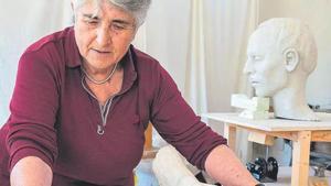 Mercè Riba trabajando en los relieves de la escultura.