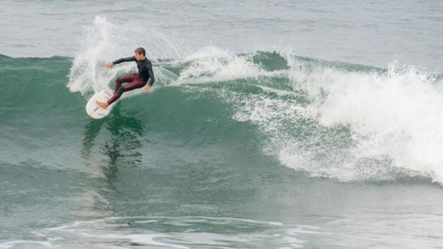 Imagen de un surfero en  Gijón/Xixón. |  | CEDIDAS A LNE