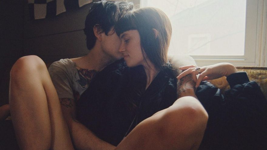 Contractes per a l&#039;amor lliure: el &#039;boom&#039; de les relacions obertes il·lumina apps i assessories &#039;swinger&#039; amb IA