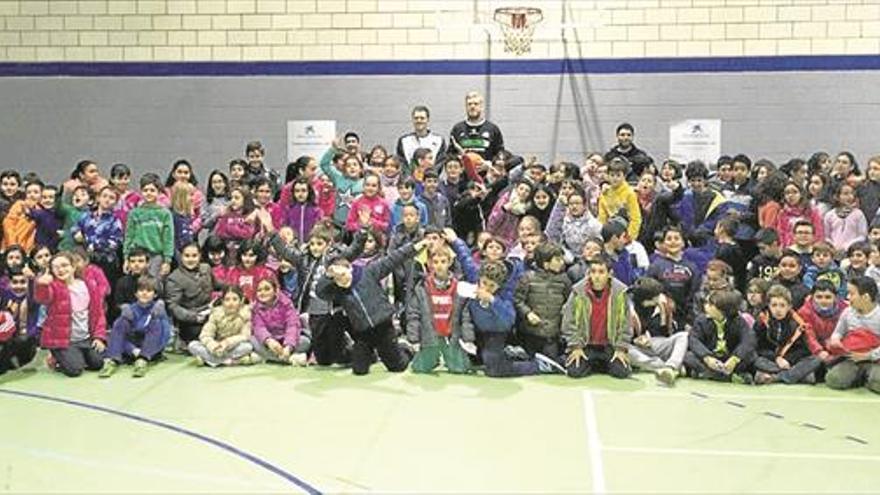 nathanaelsson y riauka visitan el colegio extremadura