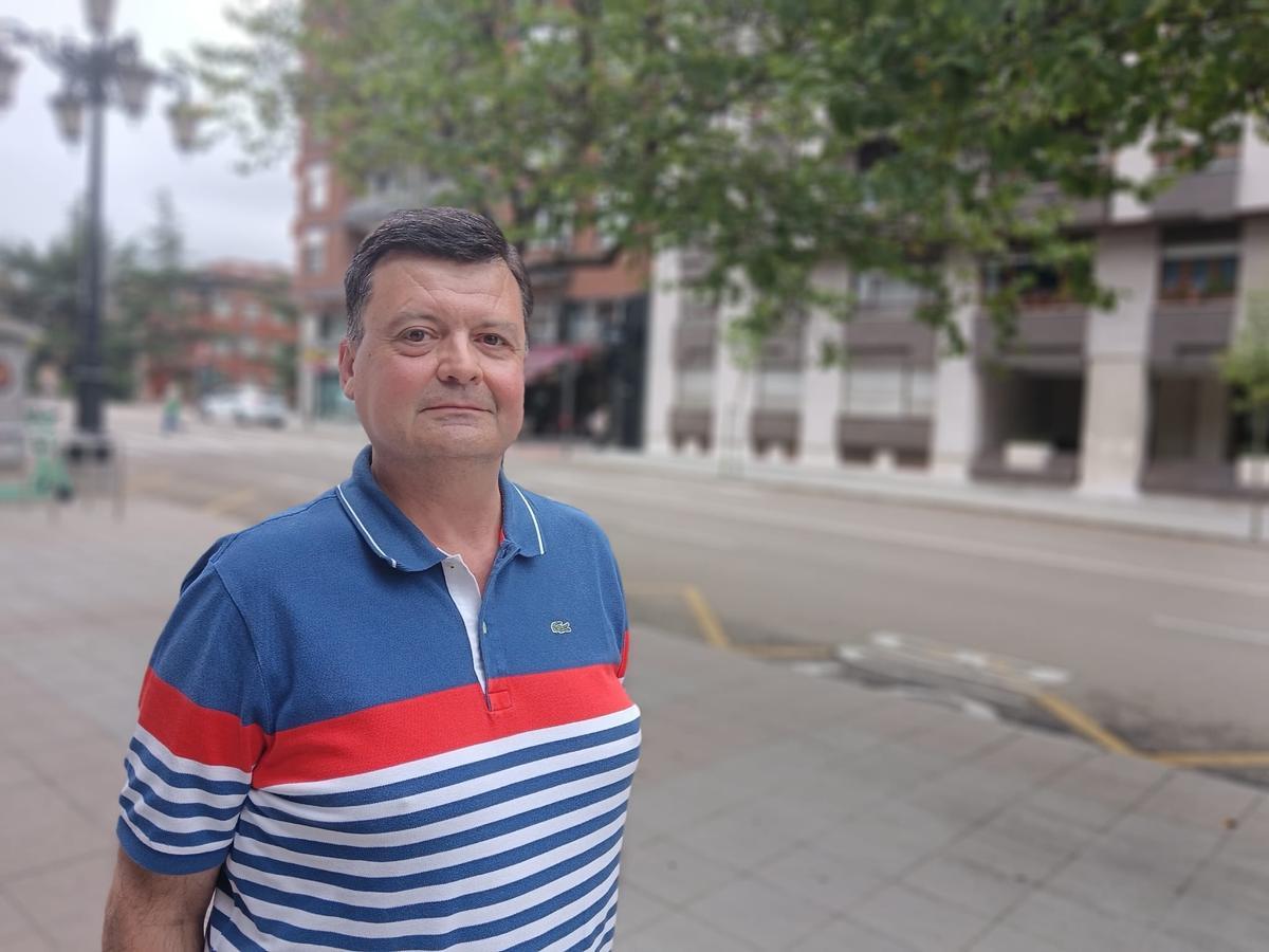 Manuel Llaneza Jove, ante la sede de La Nueva España en Oviedo