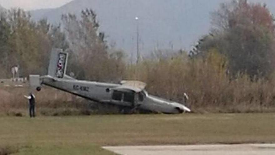 L&#039;avioneta, al costat de la pista on va accidentar-se.