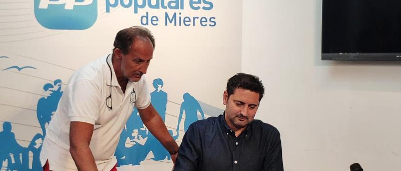 José Manuel Rodríguez y Fernando Hernández, en la sede del PP de Mieres.