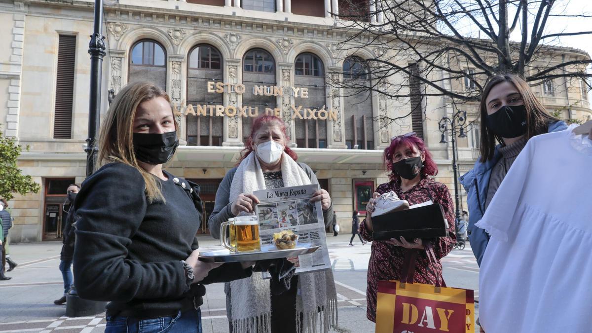 Por la izquierda, la camarera Natalia Fernández, la quiosquera Adelaida Cueto, la zapatera Pilar García y la dueña de una tienda de moda Ana Palacios, ayer, en el paseo de Begoña, con el teatro Jovellanos detrás. En el recuadro, el céntrico eje, con escasos viandantes.