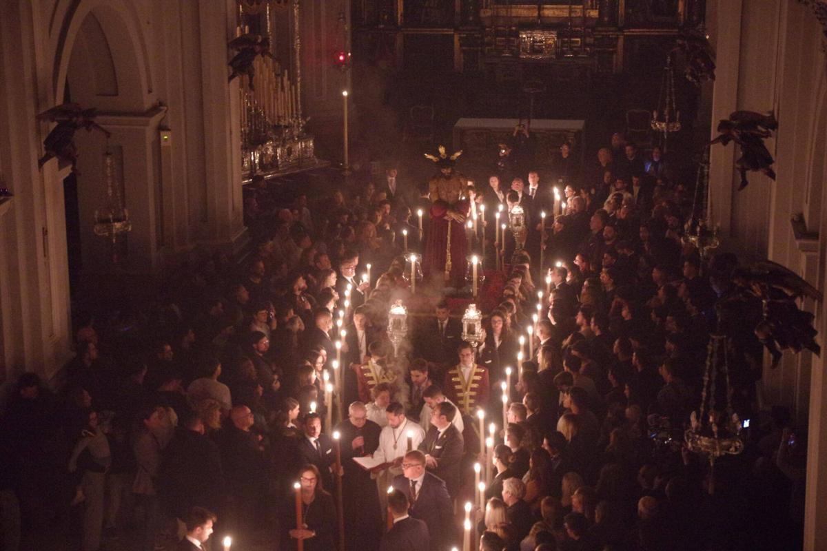 Traslado claustral del Cristo de la Humildad en la Victoria el Lunes de Pasión de 2026