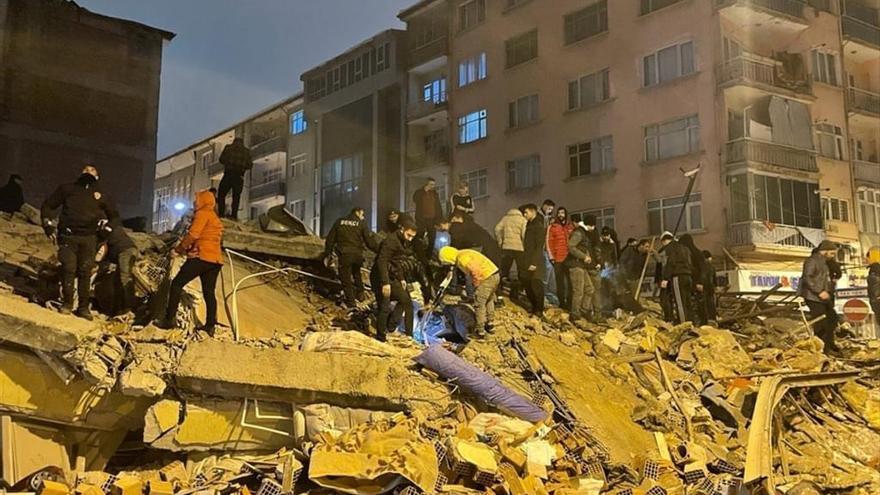 Un grupo de personas busca a posibles víctimas en Turquía tras un terremoto de magnitud 7,4 en la escala abierta de Richter cerca de la frontera con Siria