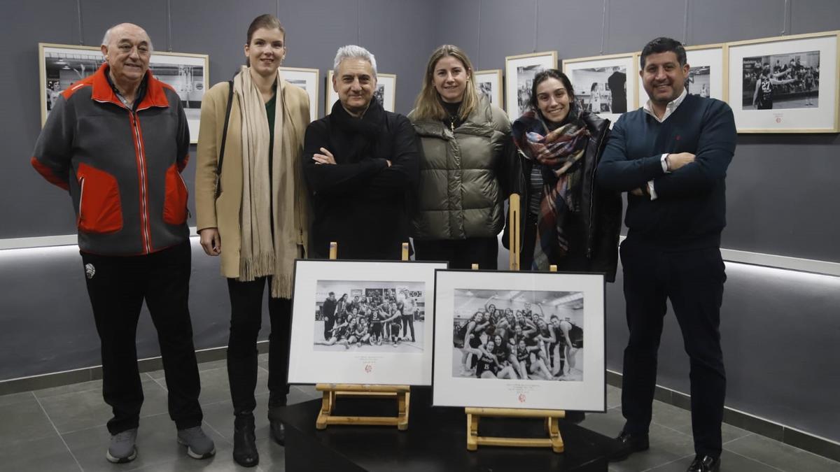 Asistentes a la inauguración de la exposición fotográfica del Milar Córdoba CBF.