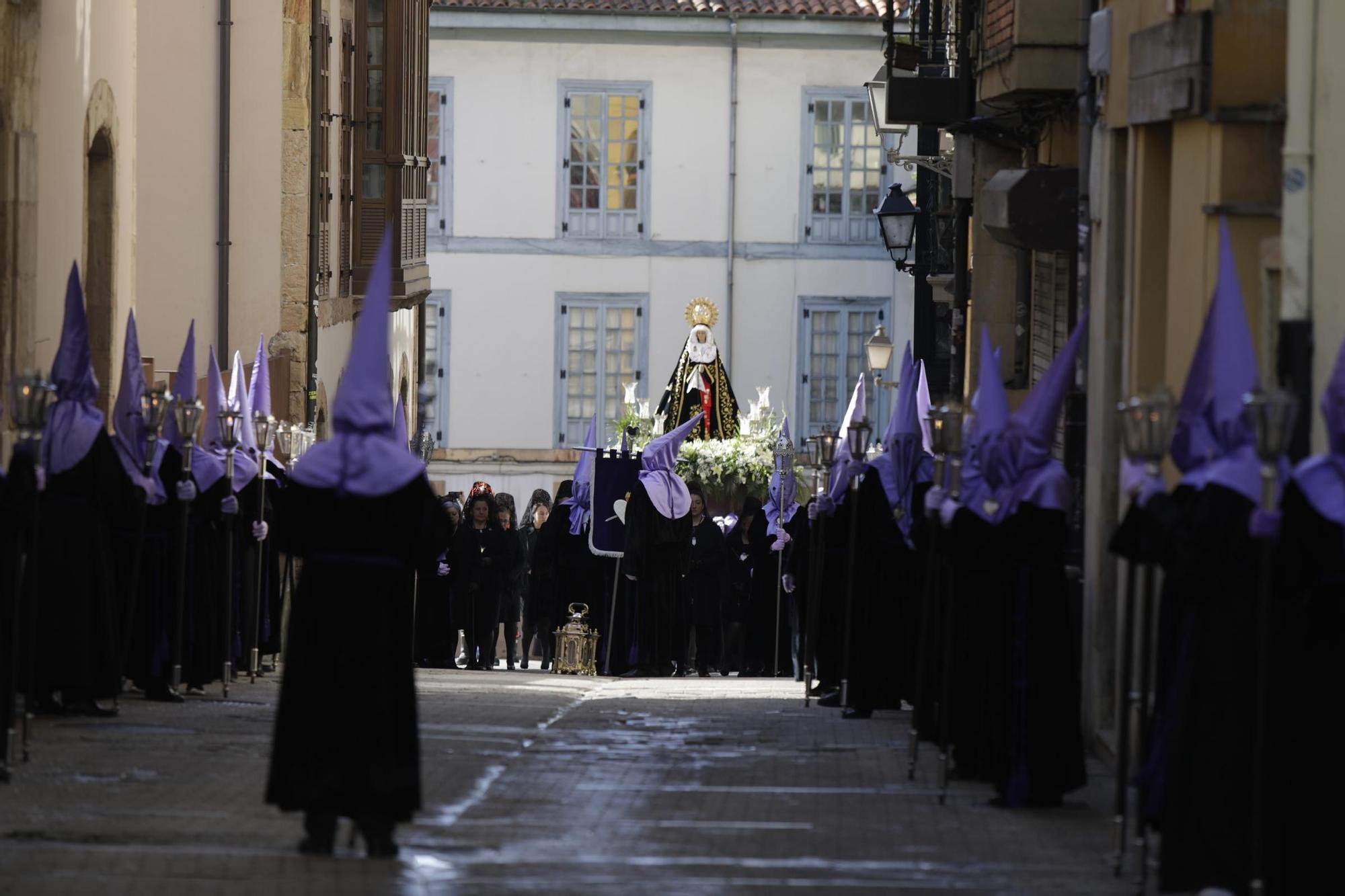 La Dolorosa atraviesa el Oviedo Antiguo: así fue la procesión de la Soledad